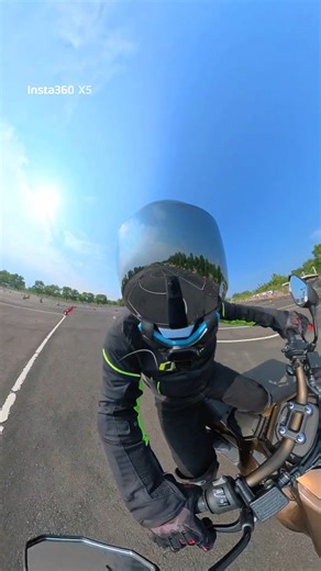 IwanBanaran on Instagram: "Weladalah...emang enak nih motor !😱 Geber New ADV160 Roadsync 2026 🔥 Sensasinya emang beda cak Serasa lebih mewah karena speedometer full color Suspensinya nyaman, tendangan RPM mesin 160cc 4 katupnya menyenangkan, rem pakem dan body lincah👍 Body gede tapi tidak mengintimidasi Agile dan nurut Apa saja kelebihan kekurangan motor ini ?? Tunggu full review test ride IWB New ADV 2026 ? Berikan komen dan masukan buat AHM kalau ada cak Gazzz 🔥 #iwanbanaran #adv160 #insta