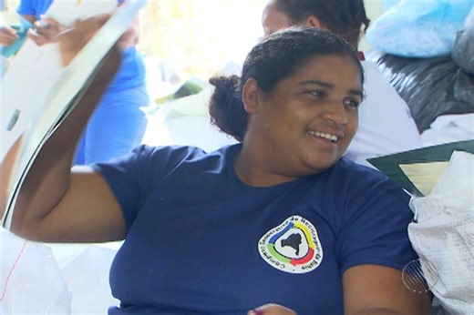 Reciclagem de papel ajuda no meio ambiente e muda a vida de várias famílias baianas