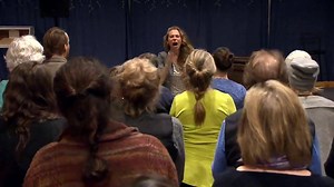 13K views · 132 reactions | Quand elle déménage à Tofino en 2015, Sophie L'Homme, chanteuse originaire du Québec, constate un vide dans la communauté. Elle décide alors de démarrer deux chorales : une à Tofino et l'autre à Ucluelet. Et depuis, chaque semaine, ce sont près de 50 personnes qui se rassemblent dans chaque chorale pour chanter. L'équipe de Radio-Canada a assisté à une de ces rencontres. | ICI Colombie-Britannique | Facebook