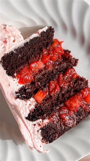 Saloni Mehta | Vegan & Eggless Baking on Instagram: "Chocolate Strawberry Cake🍓 4 layers of moist - eggless chocolate cake with homemade strawberry filling and strawberry cream cheese frosting! 🍓🍓 💌Type “Cake” or “Recipe” to get the full recipe link sent directly to your DMs 💌 visit my site Pastrybysaloni.com for the full recipe🍫🍓 #chocolate #strawberrycake #chocolatecake #doublechocolate #cakecake #layercake"