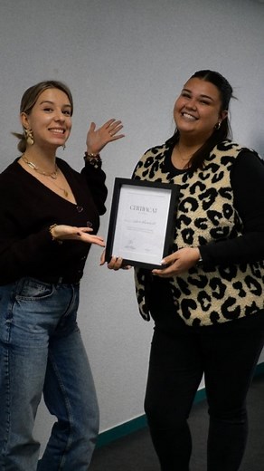 Deuxième jour de formation = place à la pratique 🤍 C’est le moment où tout se concrétise : on passe sur modèle réel, et je pousse mes élèves à aller chercher la précision, la compréhension du style et la maîtrise du geste. Parce que devenir une vraie artiste, ce n’est pas juste savoir coller des cils… C’est comprendre l’harmonie, le regard, et la technique derrière chaque pose. ✨ #extensionsdecils #formationcilsbourgoin #formationdecils #formationextensiondecils #volumerusse #cils38 #technicien