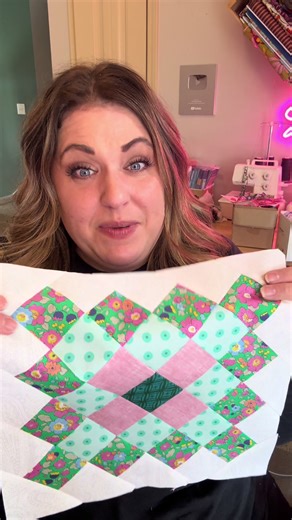 Lori Holt’s Great Granny Square is just a dream. Perfect scrap buster and SO fun to sew up! #scraps #sewingdiy #grannysquare #loriholt #quiltpattern