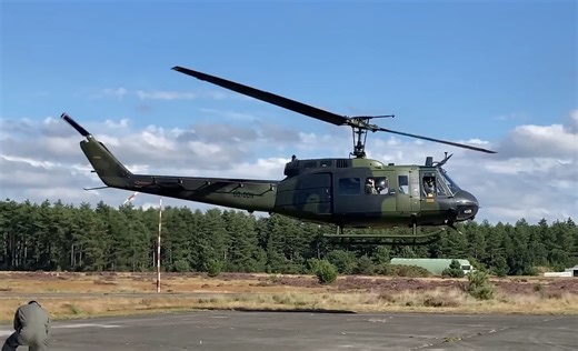 UH-1休伊直升机起飞