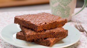 Dank der typisch amerikanische Zubereitung werden diese Brownies richtig feucht und klebrig- so wie es sein soll! 🍫🍩😻 ZUM REZEPT 👉🏼 http://bit.ly/2GZAXcA | BakeClub