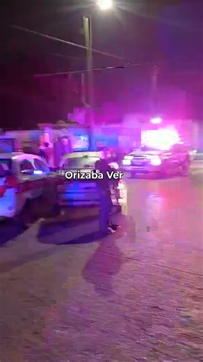 A escasas horas de concluir el año, choque entre vehículo particular y taxi de Ixtaczoquitlán en Orizaba R.C. Noticias Grupo Radio Citlaltépetl 🐸 Por Edwin Galindo Orizaba, Ver.– A pocas horas del cierre de año, se registró un accidente vial sobre Paseo de Las Palmas, a escasos metros del rastro municipal de Orizaba, donde un vehículo particular colisionó contra un taxi proveniente del municipio de Ixtaczoquitlán. El percance generó la movilización de elementos de la Policía Local y Policía Via