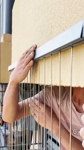 Manual installation of doors and windows technology