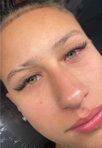 🦊✨ MEU PRIMEIRO FOX EYES ✨🦊 Confesso que estava ansiosa para realizar essa técnica, mas o resultado ficou ainda mais lindo do que eu imaginava! 😍 O Fox Eyes é um efeito que alonga o olhar e valoriza o canto externo dos olhos, trazendo um visual elegante e marcante. 💖 E aí, o que vocês acharam do meu primeiro Fox Eyes? 🥹✨ 📍Agenda aberta 📩 Chame no direct para agendar seu horário! #FoxEyes #ExtensaoDeCilios #LashDesigner #MeuPrimeiroFox #ciliosperfeitos