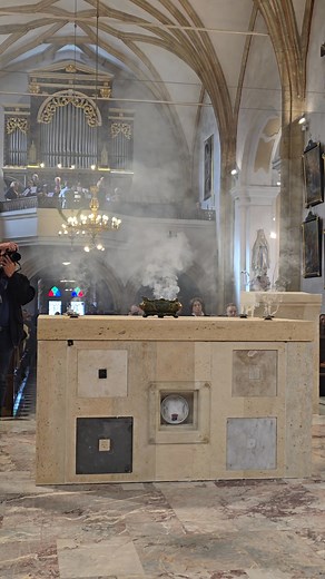 Kakor dim kadila, tako se naj naše molitve, zahvale in prošnje dvigajo k nebeškemu Očetu s tega novoposvečenega darovanjskega oltarja. Bogu hvala in vsem Vam župljanom in dobrotnikom naše župnije... | Župnija sv. Lenart v Slovenskih goricah