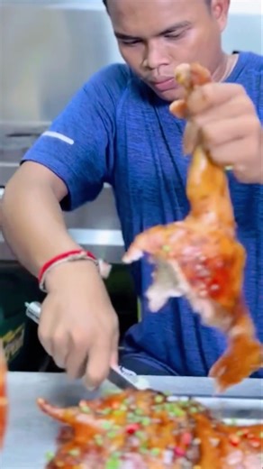 Man Enjoying a Crispy Roasted Pig Leg | Street Food Delight#streetfood