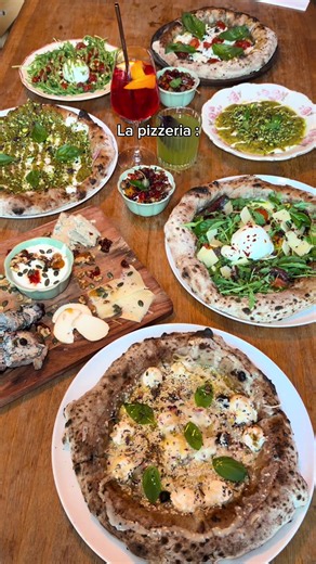 LES PLUS BELLES PIZZAS QUE J’AI VUES DE MA VIE 🍕😍 👉🏽 Follow @isma.rocco pour plus d’adresses Je crois que j’ai rarement vu des pizzas aussi belles… et surtout avec des compositions aussi originales. 🤯 Chez @pizzeriabiga, la pizza napolitaine est complètement revisitée avec un énorme travail autour des produits. Ici, pratiquement tout est sourcé auprès de producteurs soigneusement sélectionnés : 🧀 les fromages, 🥩 la charcuterie, 🥬 les légumes… Chaque ingrédient est choisi pour sa qualité,