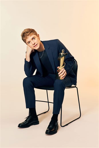 Canadian comedian, actor Mae Martin to host the 2026 Juno Awards