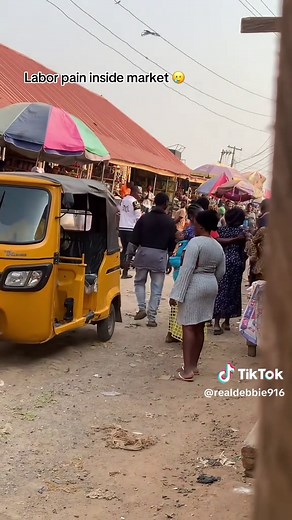 fake labor pregnancy in ishaga market Much love to the streat 😂😂 sorry guys my mic actually off you should hav ear all what those woman are telling me may God bless all mother out there ijn 🙏🙏🙏❤️😍😍#realdebbie