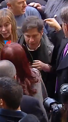 Recibida por Axel Kicillof, Adolfo Pérez Esquivel, Teresa Parodi y dirigentes kirchneristas: así se retiraba Cristina Kirchner de Comodoro Py tras declarar por el atentado en su contra. https://todonoticias.info/3AA0tnm Acusó al fiscal Luciani de generar la violencia que derivó en su atentado y dijo que "sería ingenuo considerar que esas tres personas organizaron el atentado". También agregó que “la Justicia sigue protegiendo a los autores intelectuales”. | TN Todo Noticias