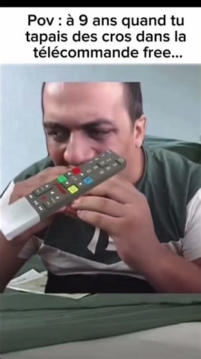 Moi à 9 ans qui mange la télécommande free
