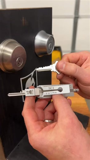It might not be as fast as using a key, but as you can see, they can quickly unlock the door in case you lose your keys. This clever lock-picking tool unlocks this door with just a few light clicks.🛒https://meihaowl1.com/products/combination-gauge-kw1 | Meihaowl1