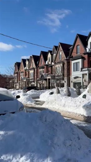 This weekend, the City’s snow removal crews are out in full force, clearing school zones, residential streets, transit routes, sidewalks, highway ramps, and bridge decks across Toronto. Crews continue to inspect and action hot spot plowing areas throughout the city. Thank you to Torontonians for identifying locations that need extra attention. Yesterday, 311 winter‑related service requests declined by 36%. Residents are encouraged to report problem areas to 311 online or by phone. Parking restri