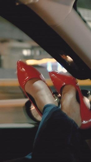 #LoveLikeMaplessJourneys 🌃 There’s a certain magic about getting lost in the city lights with no destination in sight, don’t you think? 💘 💭Share this with the person you thought about 😉 . . . #LoveLikeBlueStone #Romance #ValentinesDay | BlueStone