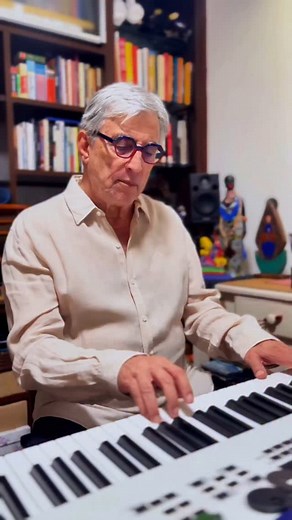 Ivan Lins on Instagram: "Que música é essa? Quem reconhece de primeira? 🧐 É dia 26... está chegando! Todo mundo lá! Banco do Brasil apresenta: “IVAN LINS 80” – Um espetáculo histórico e inédito que celebra, com muita emoção e momentos surpreendentes, os 80 anos de vida e 55 de carreira do cantor e compositor carioca, dia 26 de Julho no @vivoriorj. 🎫 ÚLTIMOS INGRESSOS no link da bio AGENDA COMPLETA: 📍 26/07 • Rio de Janeiro • @vivoriorj 📍 01/08 • São Paulo/SP • @tokiomarinehall 📍 22/08 • For