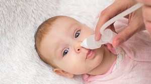 Mouche bébé VS sérum physiologique : quelle est la meilleure option pour laver le nez de bébé ?