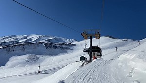 18K views · 679 reactions | Etna Nord live - Sole e vento debole. Temperatura -8°! Condizioni del manto ottimali. Caduti 15 cm di neve fresca (non omogenei). Situazione live cam su www.etnasci.it | Etna Sci | Facebook