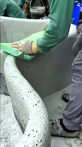 Proses meratakan semen menggunakan spon khusus #shorts