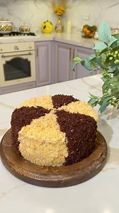 ОБУЧЕНИЕ и ВИДЕОРЕЦЕПТЫ on Instagram: "Алхамдулиллах 2025 Дуо қилишни унутманг✨🤲🏻✨ Бисквит учун Тухум 4 дона Шакар 260 гр 7-8 дақиқа яхшилаб кўпиртириб оласиз Сут 130 гр Ўсимлик ёғи 35 гр Ун 300 гр Кабартма 20 гр Какао 14 гр( тенг ярмига соласиз) Тенг иккига бўлиб 22 дм ли иккита қолипга соласиз Қизиган духофкада 165’ да 20-25 дақиқа атрофида пишириб оласиз Совуганидан сўнг орасидан урвоғини ажратиб олинг Крем учун Қаймоқ 600 гр Сгуш молоко 200 гр Ванилин Варё молоко 150 гр Сироп учун Сув 150