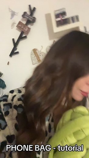 569 reactions · 75 shares | PHONE BAG - il tutorial per realizzare una borsa per il telefono col filato CHUNKY Segui passo passo tutti gli steps Assicurati di avere un filato che ti faccia girare la testa ✨ Inizia ad intrecciare  #vanissebags #chunky #phonebag #tutorial #bagtutorial | Vanissé bags | Facebook