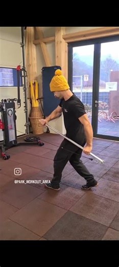 funktionelles Training im Park mit dem Seilzug