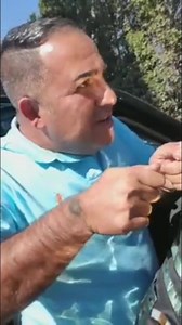 11M views · 36K reactions | È diventato virale negli Usa questo video di un litigio tra un italiano e un americano, che sostiene gli siano stati venduti orologi e profumi falsi con l'inganno a Miami. Il video originale dura 12 minuti, e il link lo inserisco nei commenti. Qui pubblico solo la parte finale. Ditemi se non è meglio di qualsiasi finzione cinematogratica. Soprattutto nel finale. | Il mio viaggio a New York | Facebook