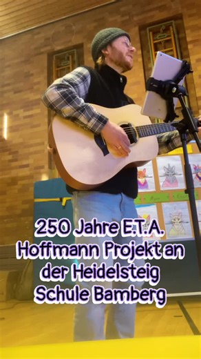 Sebastian Schönmoser | Kinderlieder & Musikprojekte on Instagram: "Heute ist ein ganz besonders Projekt zu Ende gegangen und auch das Abschlussevent war richtig schön! 🤩 Anlässlich des 250 Geburtstages von E.T.A. Hoffmann hat die Heidelsteig Schule Bamberg ein klassenübergreifendes Projekt gemacht und sich mit dem Schaffen des Künstlers auseinandergesetzt. 🎭 Ich durfte hierbei ein Lied mit einer Klasse schreiben. Dafür haben wir überlegt wie es ist sich verrückte und ausgefallene Geschichten a