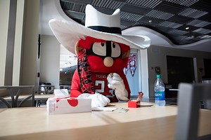 We're working hard and taking extra precautions to make sure your on-campus dining experience is a safe one, including lots of changes we will be implementing with your health in mind. This is our Texas Tech Commitment. ➡️ https://www.ttu.edu/commitment/students/dining/ | Texas Tech University