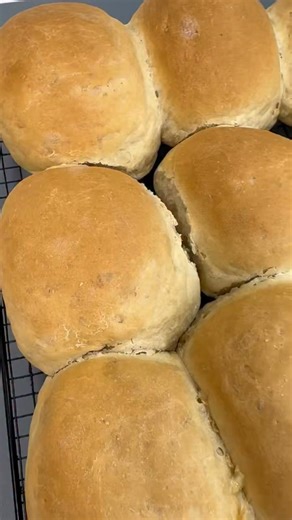 Let’s make that crispy flaky Hops to enjoy with that Christmas Ham 5 cups AP flour 2 pk instant yeast 1/4 cup brown sugar 1 tsp salt 1/2 stick butter Warm water to knead dough Method as shown #fblifestyle | Jenny’s Wok