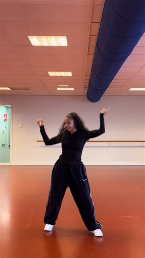 Learn the Fearless Dance from LESSERAFIM