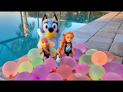 Balloon splash ! Elsa & Anna toddlers & Bluey - bubbles & water fun