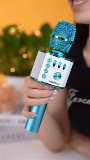 Brille comme une star avec notre micro sans fil Bluetooth lumineux ! Que ce soit pour une fête, un moment entre amis ou une soirée en solo, ce micro te fait chanter, danser et vibrer 🎶 | C116