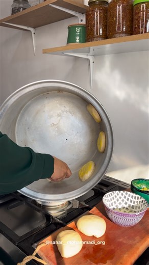 ‎سحر|آشپزی|کیک|روزمرگی|غذا‎ on Instagram‎: "⁨ باورم نمیشد نون هایدی درست کنم اونم بدون فر😍همونقدر نوستالژی اگر با فر دستساز کار میکنی حتما این پست ذخیره کن😎 همه آموزش های پیجم باهمین قابلمس😌 ‪@sahar__mohammadi_org‬‪@sahar__mohammadi_org‬rg اماده سازی خمیر: آرد گندم یا فانتزی ۱کیلو شکر ۱لیوان تخم مرغ ۲عدد آب ولرم به میزان لازم مخمر ۲قاشق غذا نمک روغن ۱/۴لیوان کره هم دما محیط ۲قاشق شما روغن و بزارید کنار و همه مواد با هم مخلوط کنید تا خمیر جمع بشه فقط آب کم کم اضافه کنید،خم