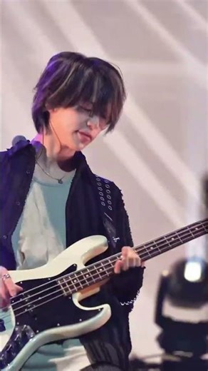 The deep, resonant bass in "Transparent," the theme song for the anime "Ice Castle," is truly cap...