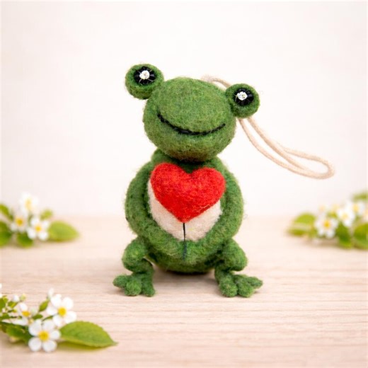 Needle Felted Wool Frog – Handmade Heart Charm, Cozy Decor - Etsy