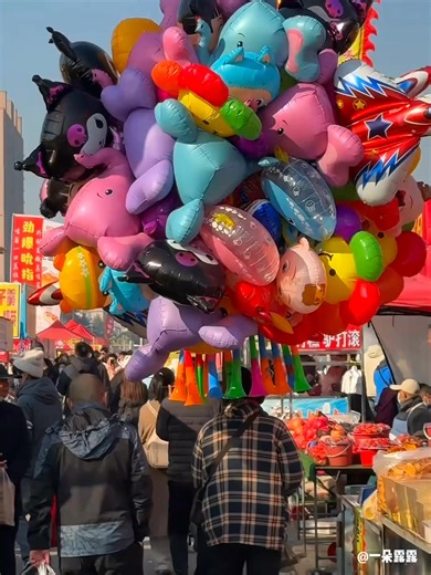 For many Chinese people, visiting a Spring Festival market is an essential part of celebrating the Lunar New Year. Steaming snacks, stalls filled with festive goods—this is truly the perfect start to the New Year! #SpringFestivalVibes #FestiveSpirit #LifestyleFun #StreetMarket | Real Time China