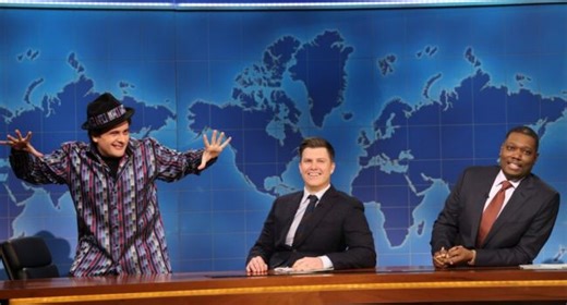 SNL’s Weekend Update sparks chaos online after a jaw-dropping 2026 politics segment that has viewers arguing, laughing, and replaying every second. From a bold Gen-Z punchline that instantly went viral to sharp jabs at Trump-era headlines and billionaire culture, nothing was off-limits. The sketch blends biting satire with uncomfortable truths, leaving audiences stunned at just how far it went—and how hard it hit. Clips are spreading like wildfire as fans call it one of the most fearless and tal