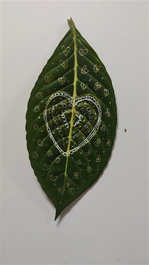Drawing a heart symbol on a leaf using silver and gold gel pens - Easy heart symbol on a leaf