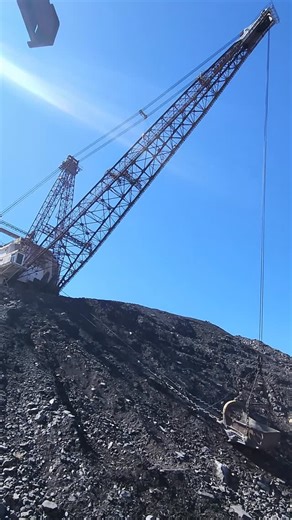 PAmining on Instagram: "Two big walking draglines working together to uncover a deep anthracite coal vein!! . . . . #marion8700 #bucyruserie1450w #draglines #walkingdragline #pamining"