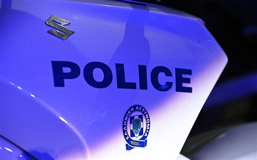 Video shows unconscious woman being carried from Kefalonia hotel before death | eKathimerini.com