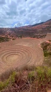 ❤Maras - Moray 😍🙌✨🗺 Visitar las salineras es impresionante: son cientos de “piscinas” blanquísimas sobre las que se puede caminar. Y en sus alrededores, todos los productos imaginables hechos con esta preciosa sal ¡hasta chocolates! Maras también alberga el Complejo Arqueológico de Moray, donde andenes circulares o “muyus” se hunden en la tierra creando diferentes microclimas, en lo que parece haber sido un centro incaico de experimentación para la agricultura. . . . . . . . #PeruMillas #cusc