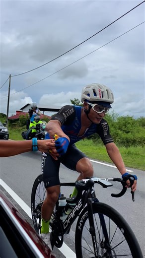 愛三工業レーシングチーム | PETRONAS Le Tour de Langkawi 2025🇲🇾 Stage2 Breakaway!!! 📍80km to go @hayato_tobaru @petronasletourdelangkawi | Instagram