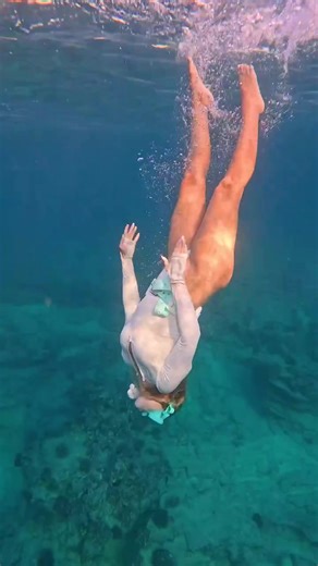 Epic Ocean Dive: Unexpected Splits at the Bottom