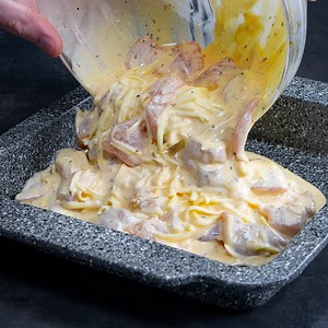 284K views · 3.9K reactions | Ideální recept na rychlou večeři: pečená kuřecí prsa. Chutnají úžasně! Ingredience: kuřecí prsa - 500 g olej - 20 ml sůl - 5 g černý pepř - 5 g sladká paprika - 5 g zakysaná smetana - 250 g vejce - 3 ks sůl - 5 g černý pepř - 5 g bazalka - 5 g tvrdý sýr - 150 g + 50 g rajče - 1 ks Forma ve velikosti 25x25 cm PEČEME NA 180 °C/35 MIN | Cookrate - Czech | Facebook