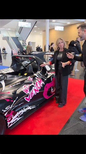 Tina Ruland_official on Instagram: "Autotesterin 2.0 Nach dem #DASGOLDENELENKRAD teste ich jetzt mal SuperHeldenAutos . Hapert allerdings hier schon beim Ein-und Aussteigen irgendwie🤣trotzdem sehr cool, oder was meint ihr? . @stefmeister_ger @germanfilmcomiccon #superhelden #lotus #autotest #schauspielerin"