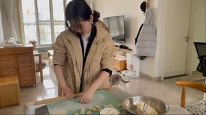 第1134期 你的异地恋女友日常报备：冬至回家 全家一起包饺子 遛狗逛超市 油面筋包子 在家早早睡