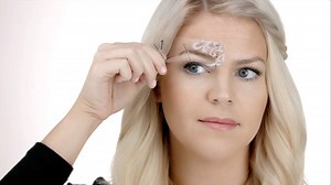 Work those brow stencils! 󾌭 These stencils are only available in the #BrowedAndProud Kit, our April Customer Kudos offer that has everything you need for perfectly manicured brows. Share this video then show us your dramatic brow results in the #WhatADifferenceABrowMakes contest! (Learn more: http://ow.ly/10ppqq) | Younique